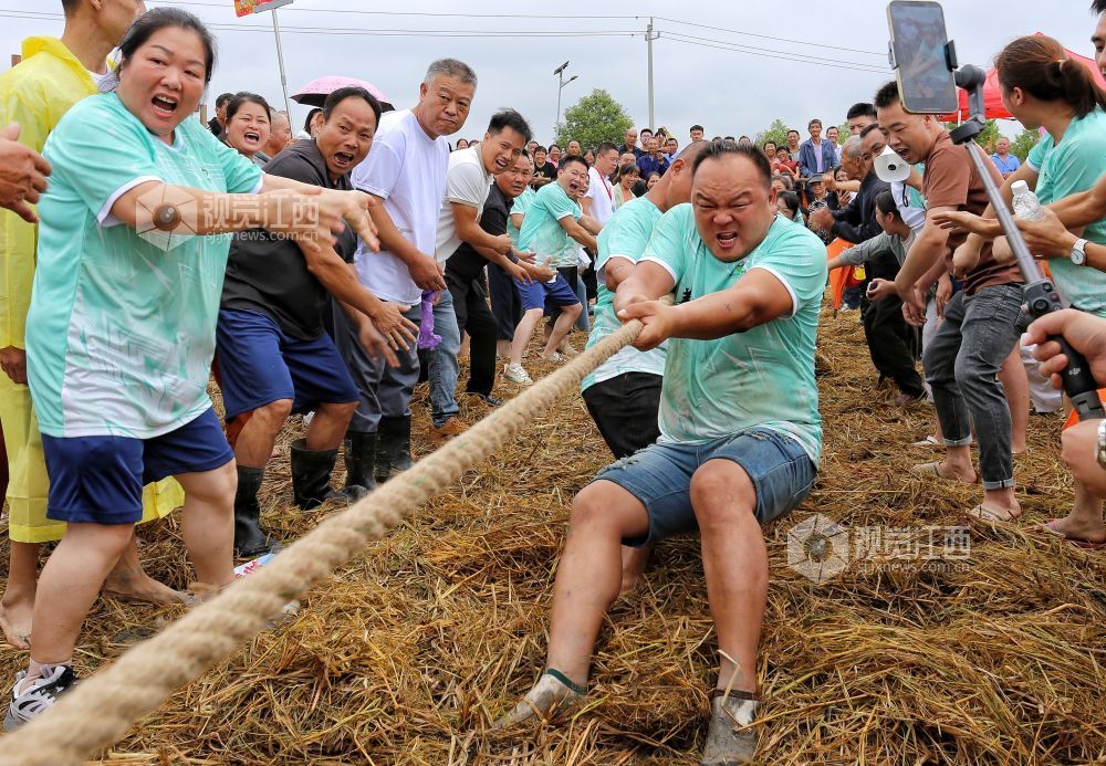 选手在农民趣味运动会项日“旱地拔河”参赛中。