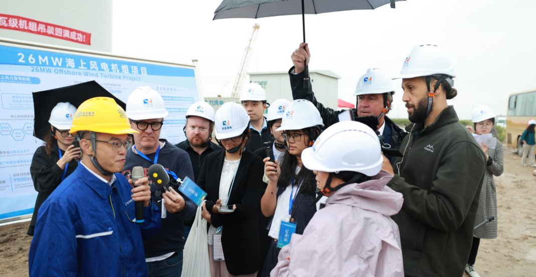19日下午，采访团走进东营海上风电装备产业园，直观领略绿色能源装备制造的硬核实力与前沿技术。