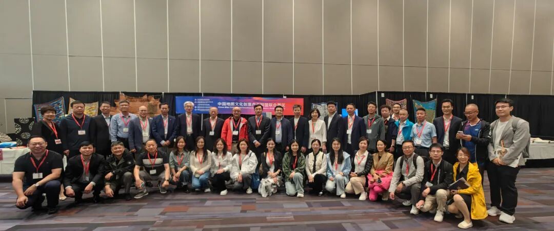 中国地图文化创意产业联盟代表在展区合影
