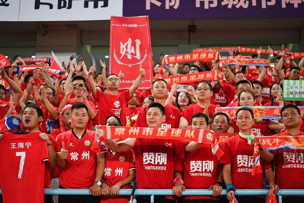 9月13日，江苏常州，2025江苏省城市足球联赛第11轮，常州Vs宿迁。图为常州队的粉丝在现场加油助威。视觉中国 图