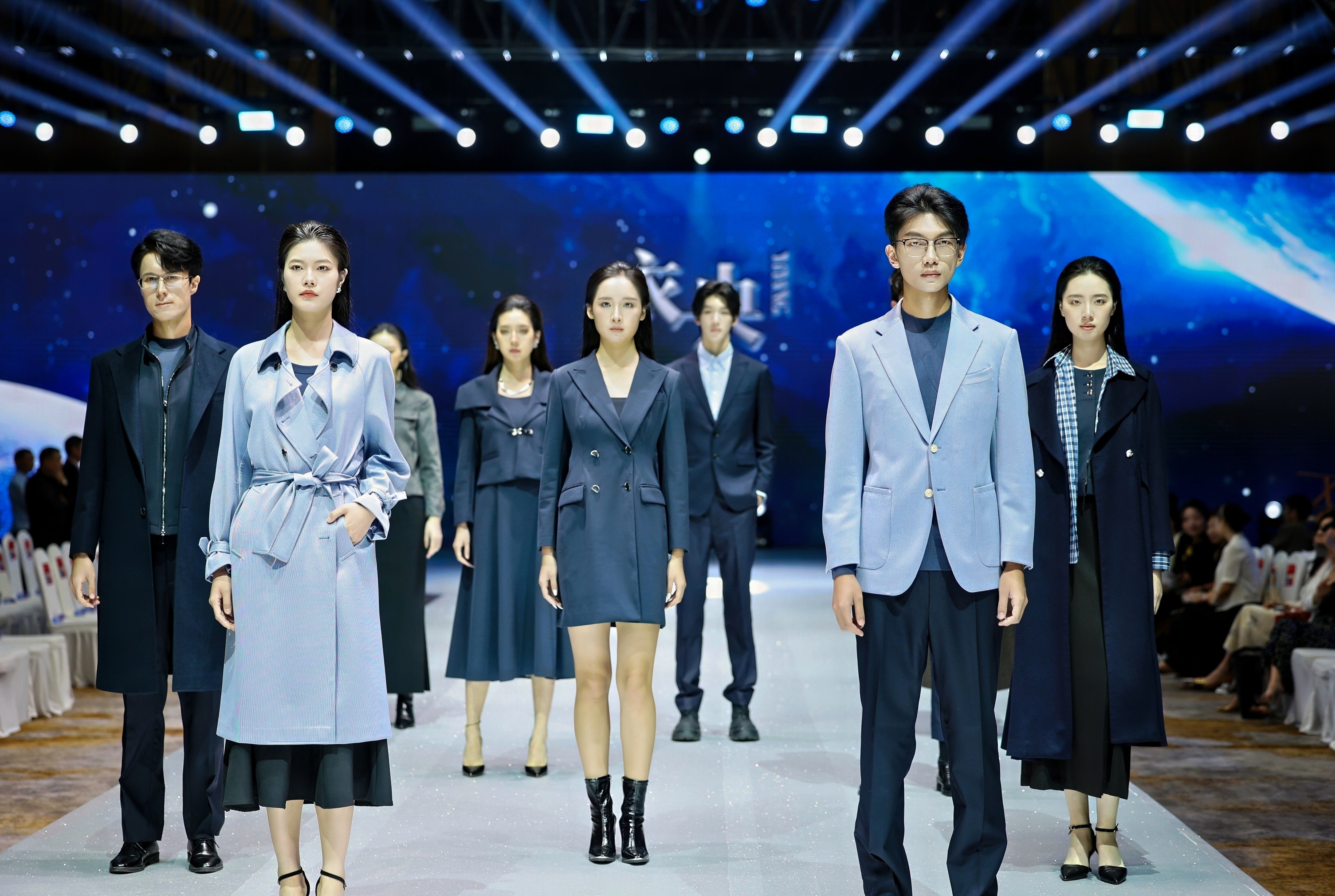 超模携手机器人同台走秀，惊艳亮相2025中国服装定制大会品牌大秀