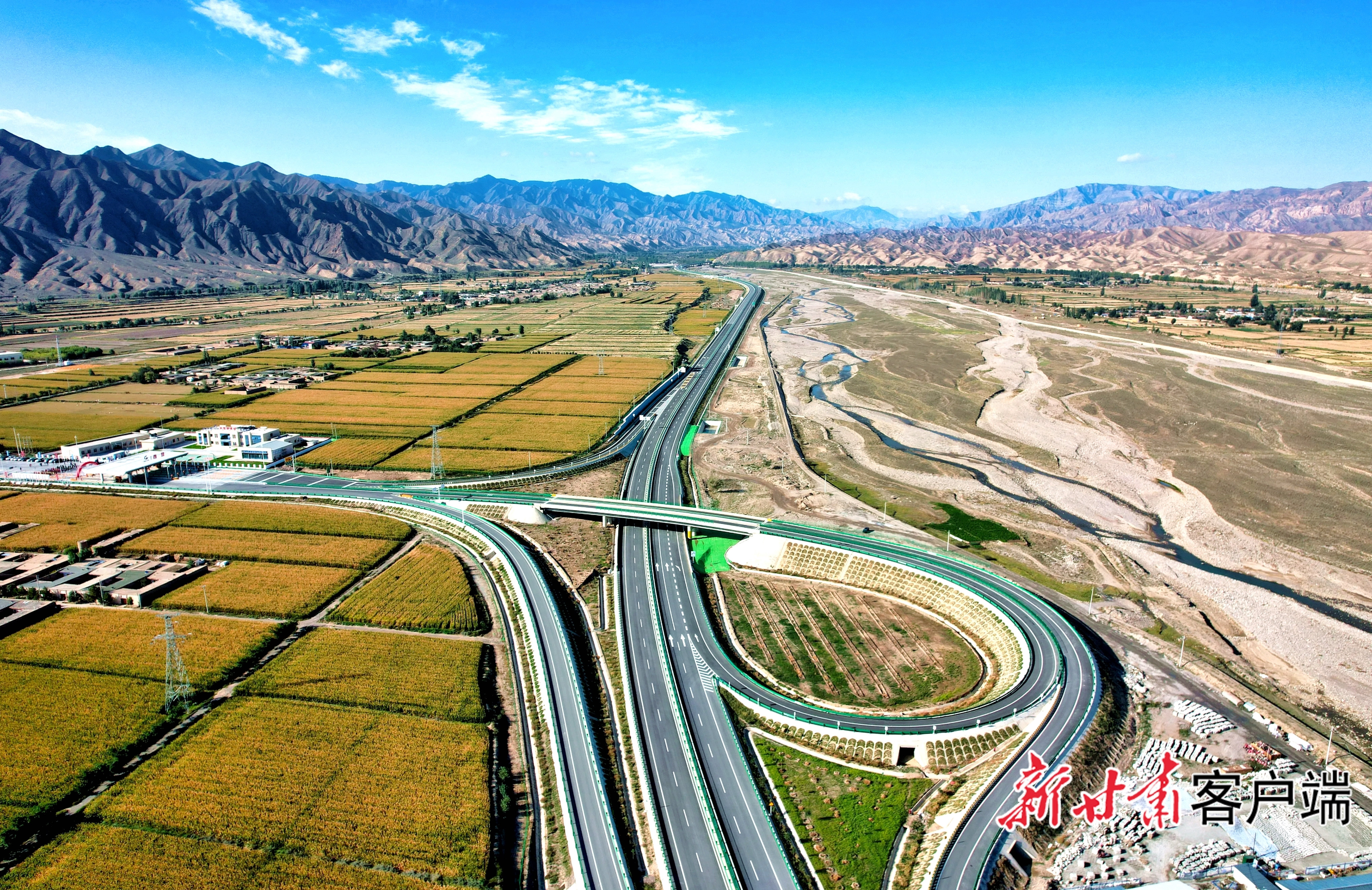 G569线武威至仙米寺（甘肃段）公路西营互通立交　本文图片均由新甘肃&middot;甘肃日报记者　金奉乾　摄