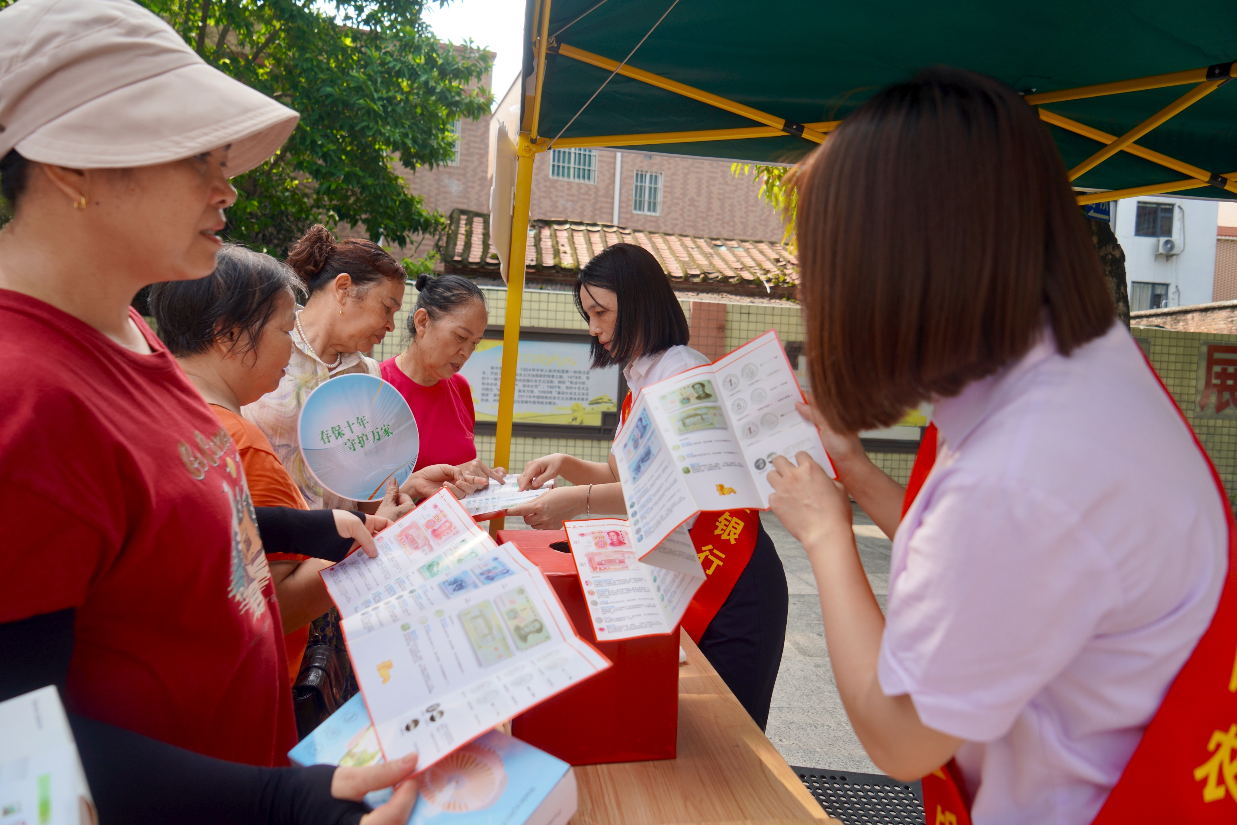 工作人员向群众发放宣传折页