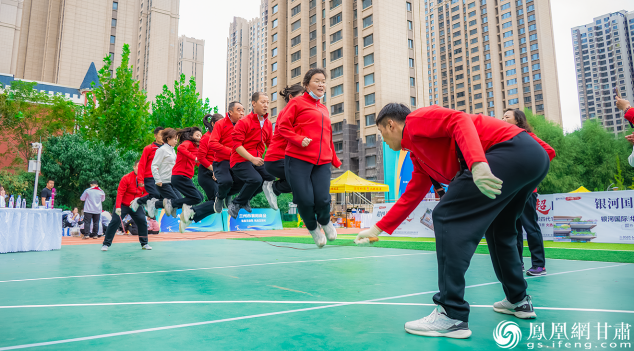跳绳比赛中，大家节奏同频、步调一致。