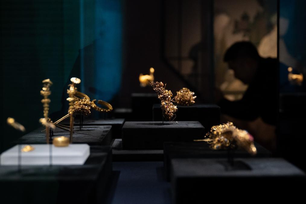 9月23日，参观者在“江流万古——长江流域古代文明瑰宝展”上观看展品。新华社记者杜子璇 摄