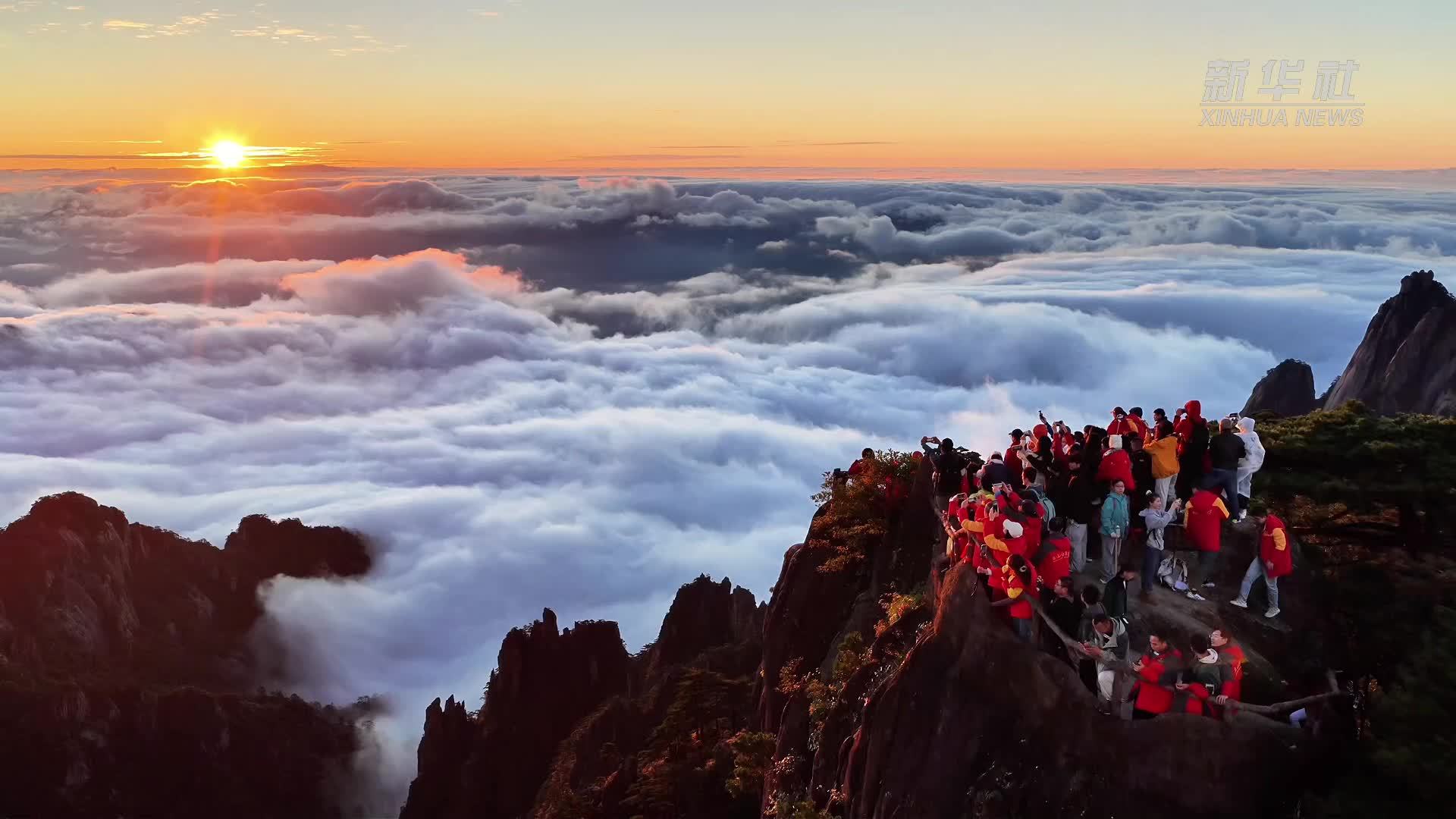 安徽黄山：云海翻涌映日出