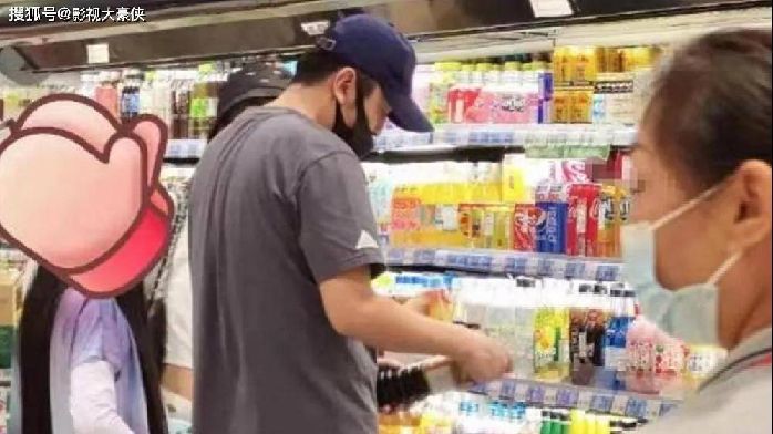 42岁雷佳音穿拖鞋大短裤陪妻子逛超市 形似陌路封面图