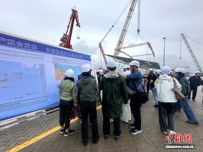 9月19日,国务院新闻办公室组织的“外媒看中国”系列主题采访活动走进了黄河入海口山东东营。图为,中外记者在东营海上风电装备产业园现场采访。 李欣 摄
