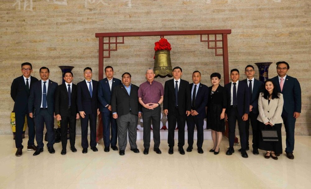 ▲2025年9月21日，江北区中设工程咨询（重庆）股份有限公司，马来西亚副总理兼能源及水务转型部部长法迪拉率代表团进行访问考察。记者 尹诗语 摄