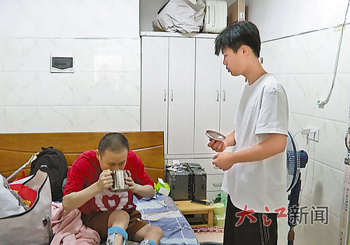 刘宏基在出租屋里照顾父亲