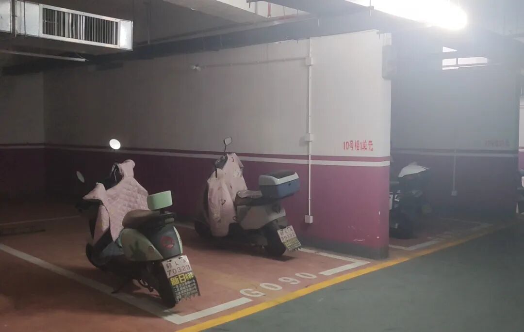 鹰潭中兆星河汇四号苑地下停车场乱停乱放 业主反问“怎么啦？”