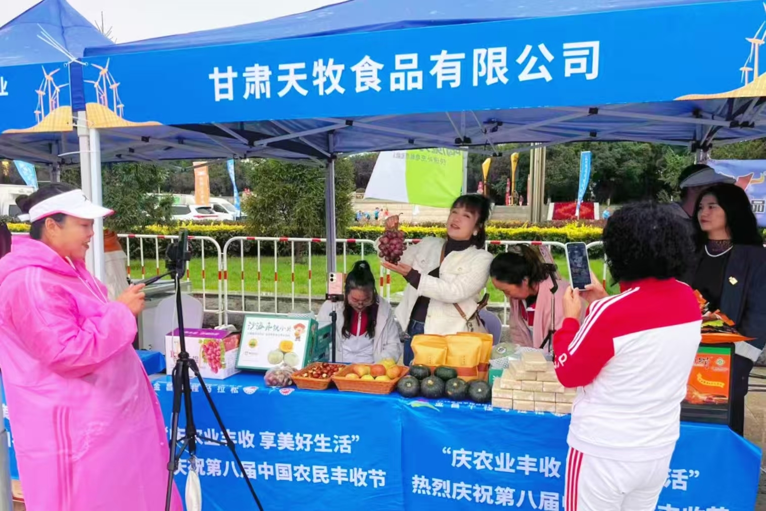 △工作人员通过直播推介‘甘味’特色农产品