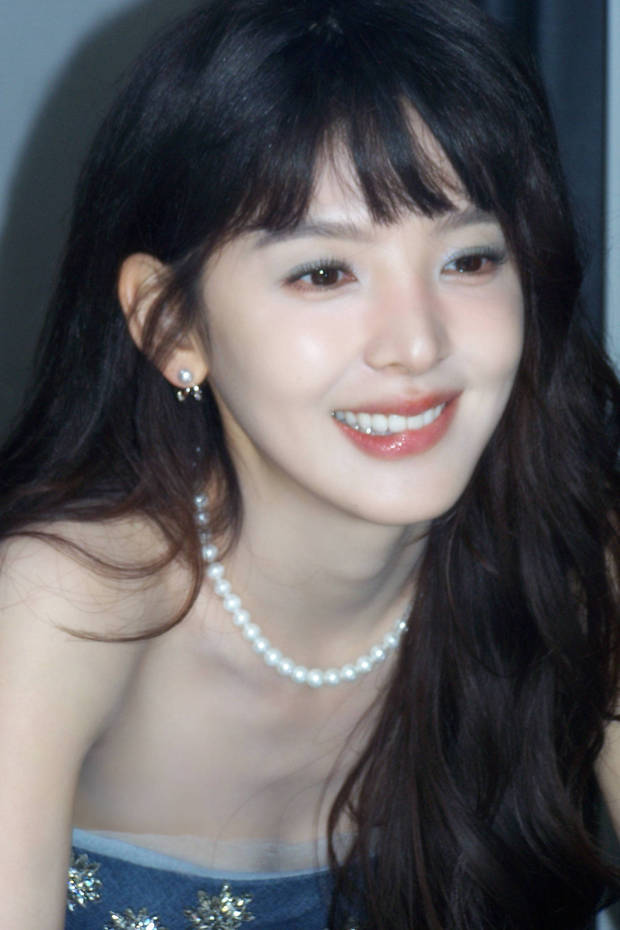 章若楠咬唇尽显美貌。