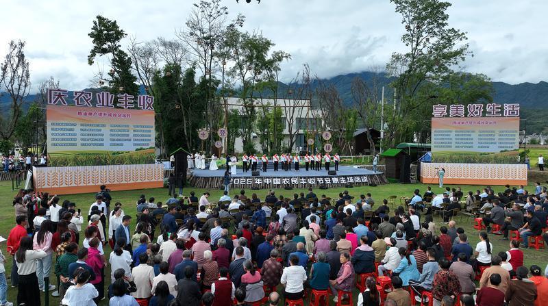 对成效突出村和种植能手进行表彰。