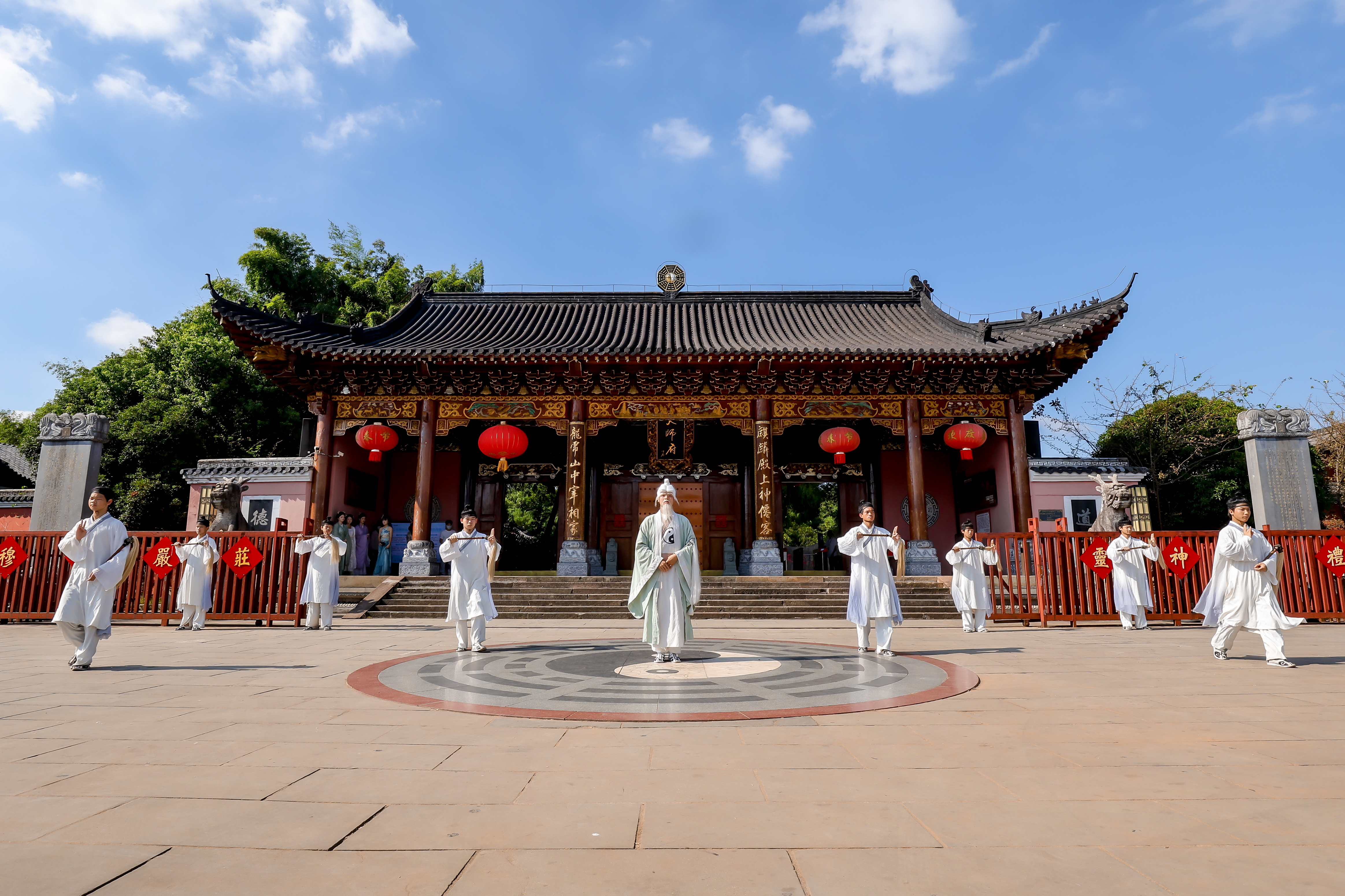 天师府坐落在今鹰潭市上清镇的中部，面对琵琶峰，门临泸溪河，背靠华山，依山带水，气势非凡。