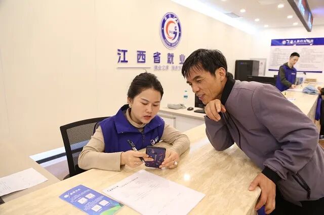 江西省“5+2就业之家”工作人员为群众解读就业政策