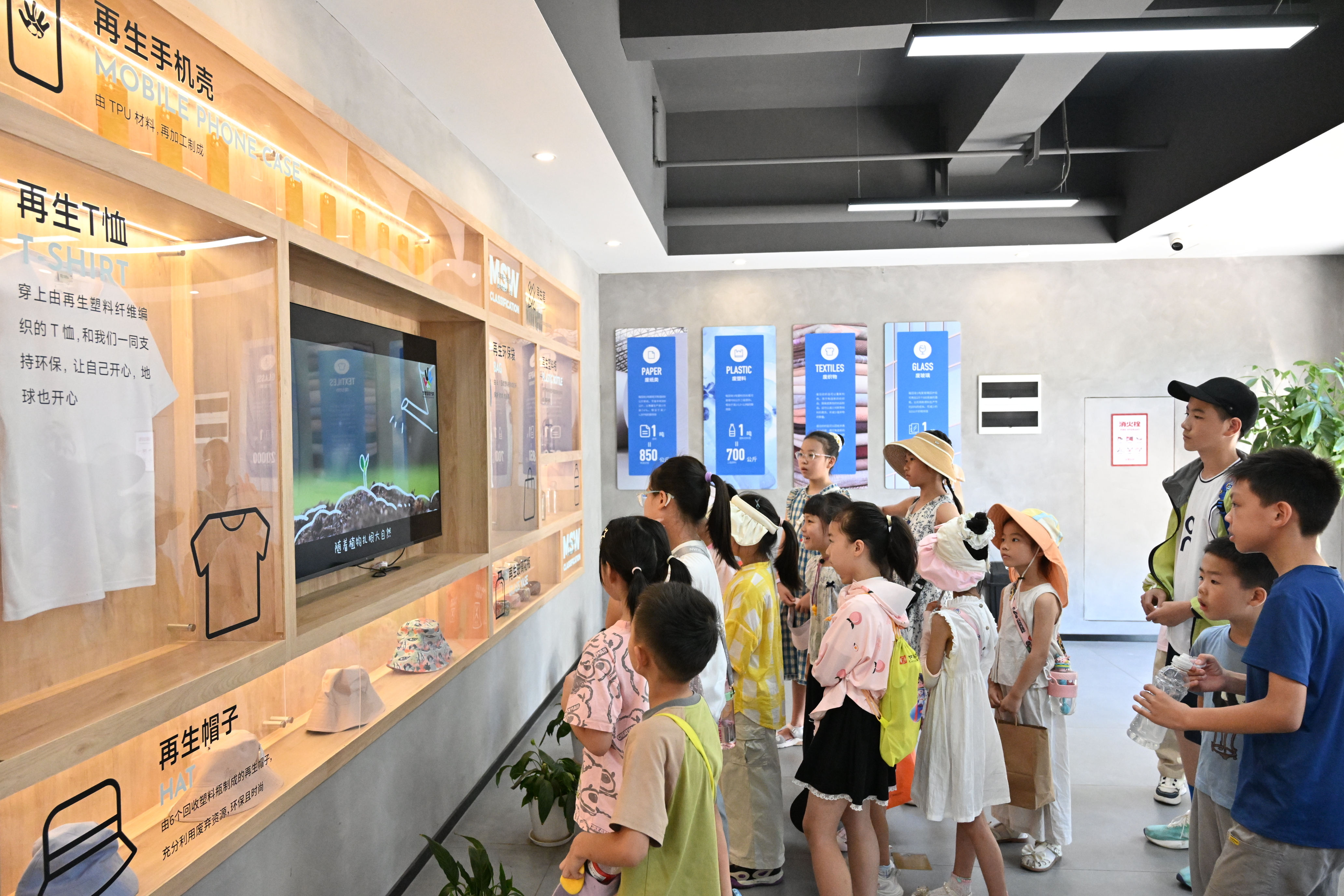 小朋友在参观两网融合中转站