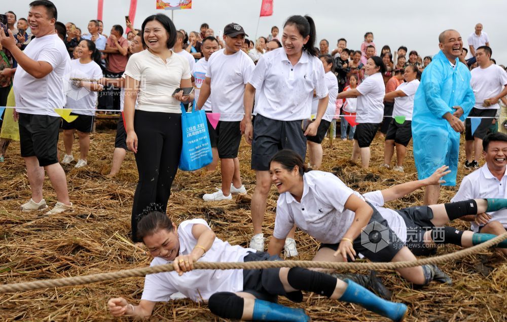 选手在农民趣味运动会项日“旱地拔河”参赛中。