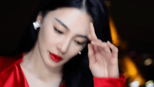 张雨绮巴黎时装周热辣惊艳，一袭红衣搭配黑丝性感迷人封面图