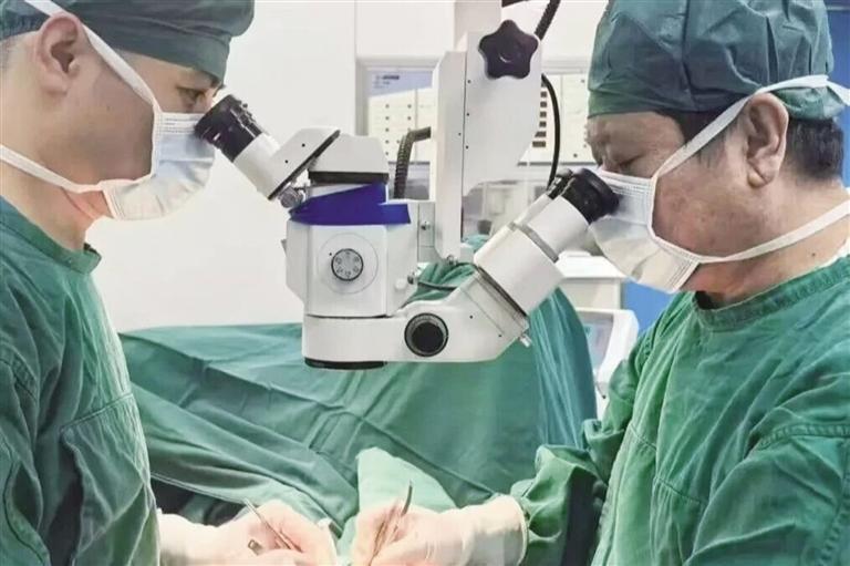 医生手术中（图片由医院提供）