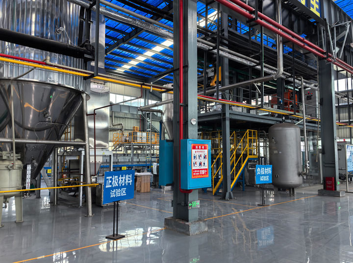 图为位于长沙市望城区的湖南智电谷新能源技术研究院中试设备。新华每日电讯记者周楠 摄