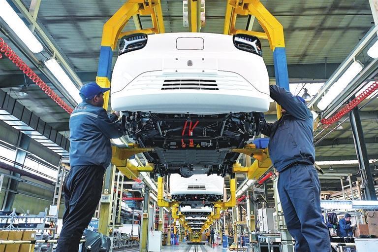 知豆员工安装汽车轮胎等配件