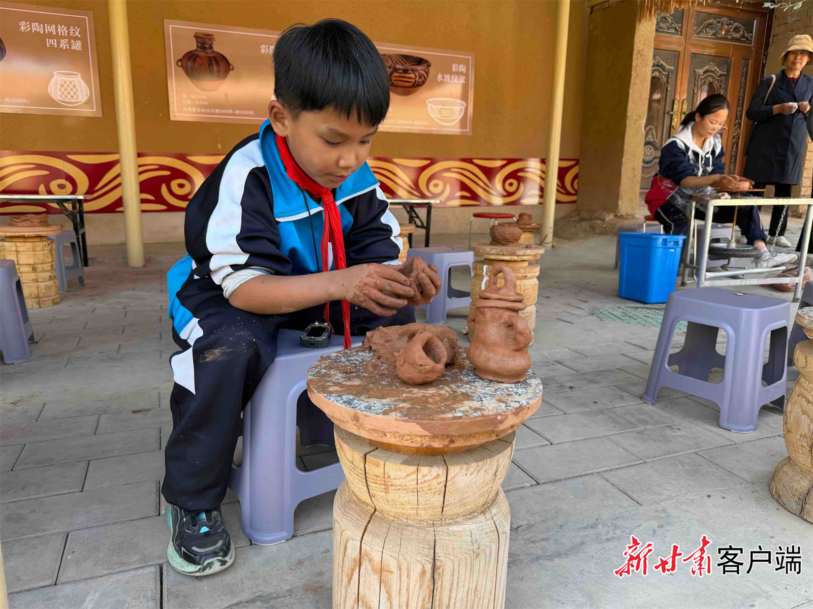 临洮县洮阳镇旭东小学四年级学生在马家窑文化农文旅研学基地体验彩陶制作