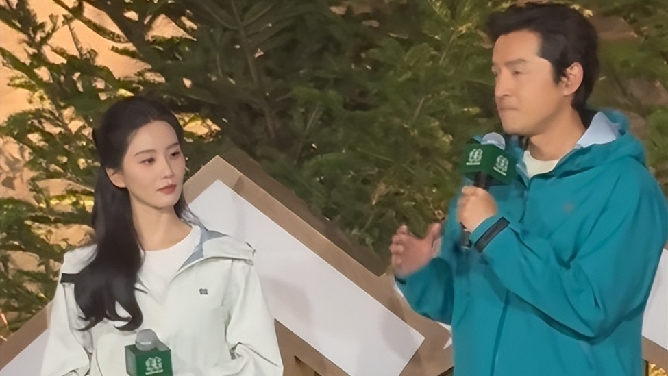 43岁胡歌与38岁刘诗诗罕见同框，一个含情脉脉，一个不敢直视对方封面图