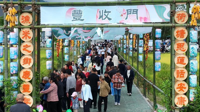 中国农民丰收节安康主场活动现场热闹非凡。