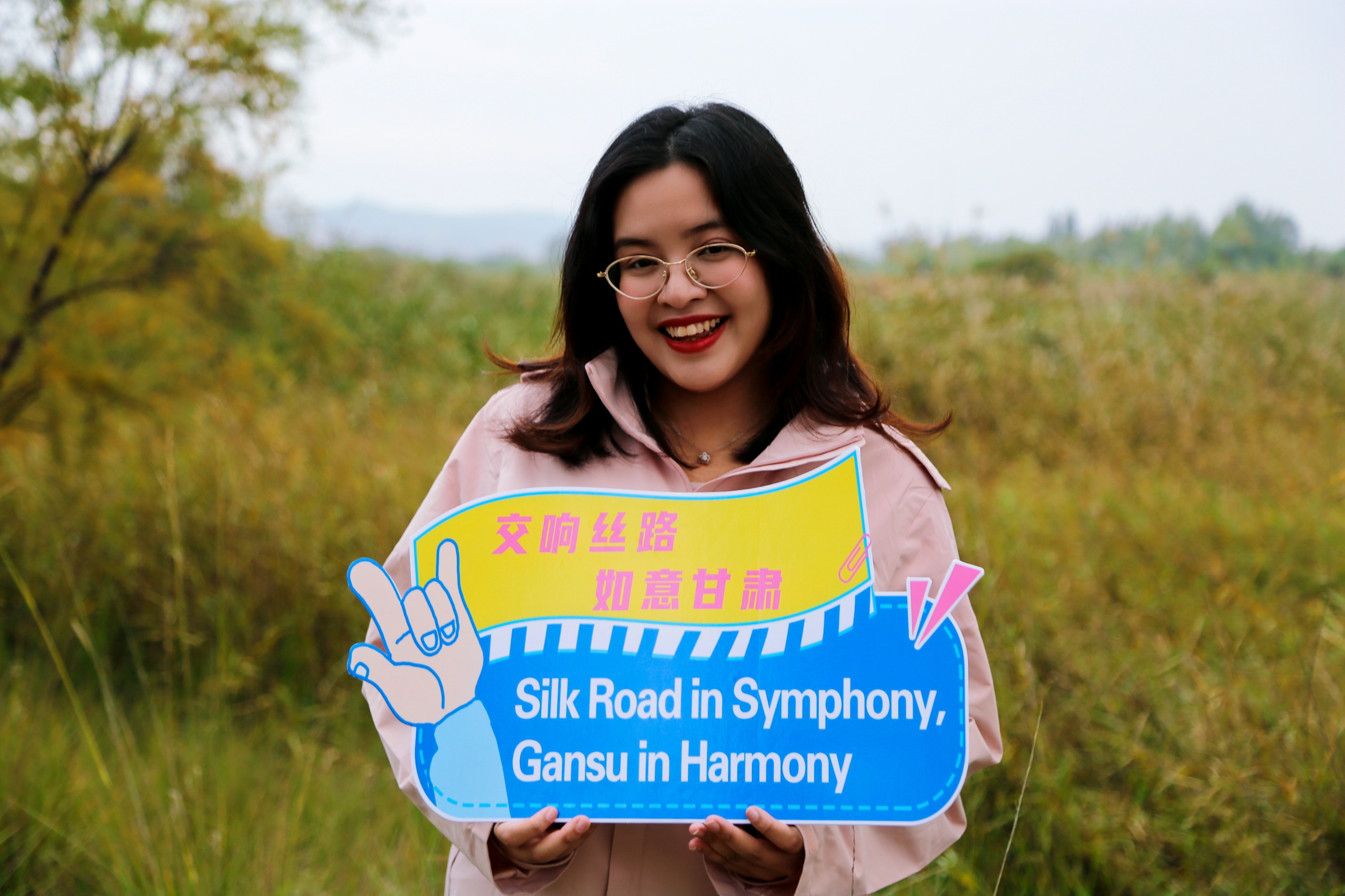 来自印度尼西亚的外国网红博主（秦露妍）在秦王川国家湿地公园拍照留念