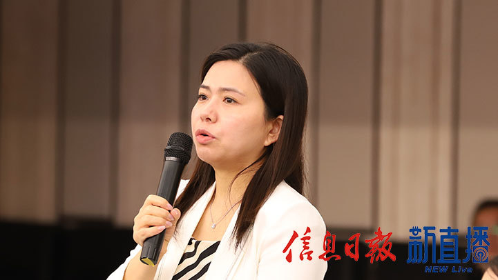 凤凰网提问(文颖 摄)