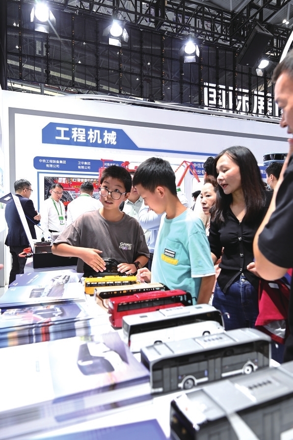 河南展馆内多项明星产品成为热门打卡地，吸引众多观众前来互动。图片均由冉衡 摄