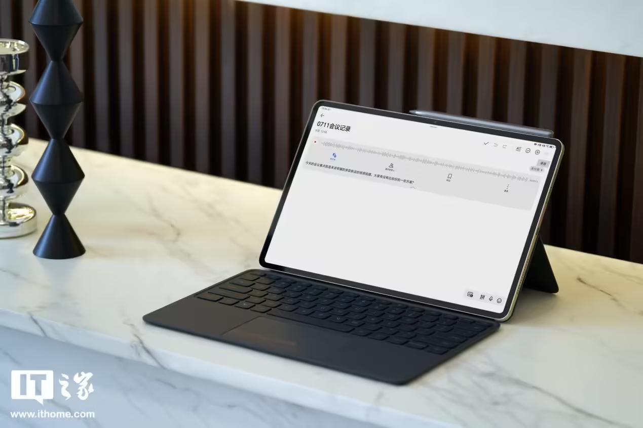 ▲ IT之家开箱：荣耀 MagicPad 13 平板图赏