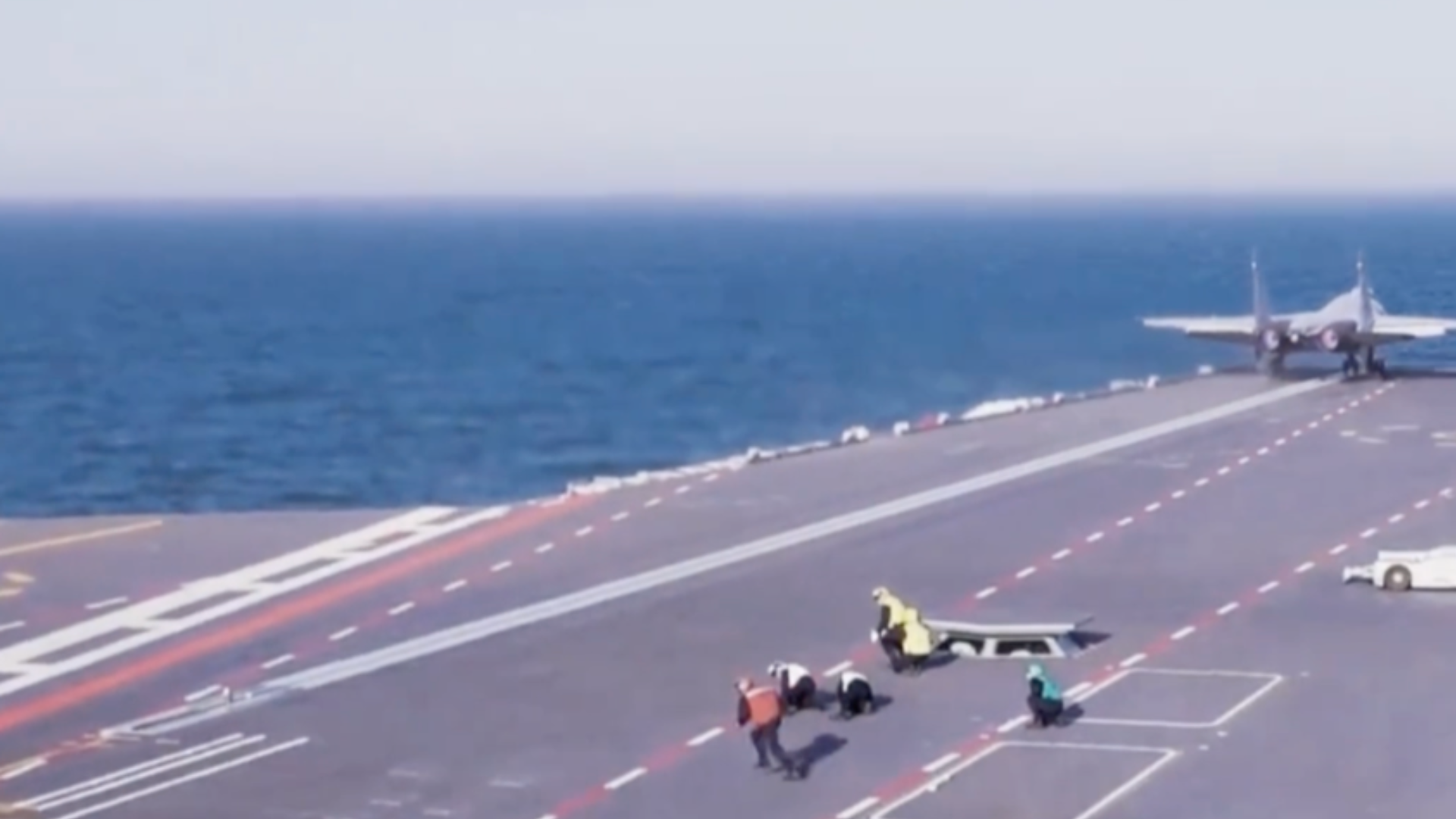 我军发布“福建舰弹射三连”时，美国驻华大使馆发了一条奇怪的微博，网友：转发给肯尼迪号看吗？