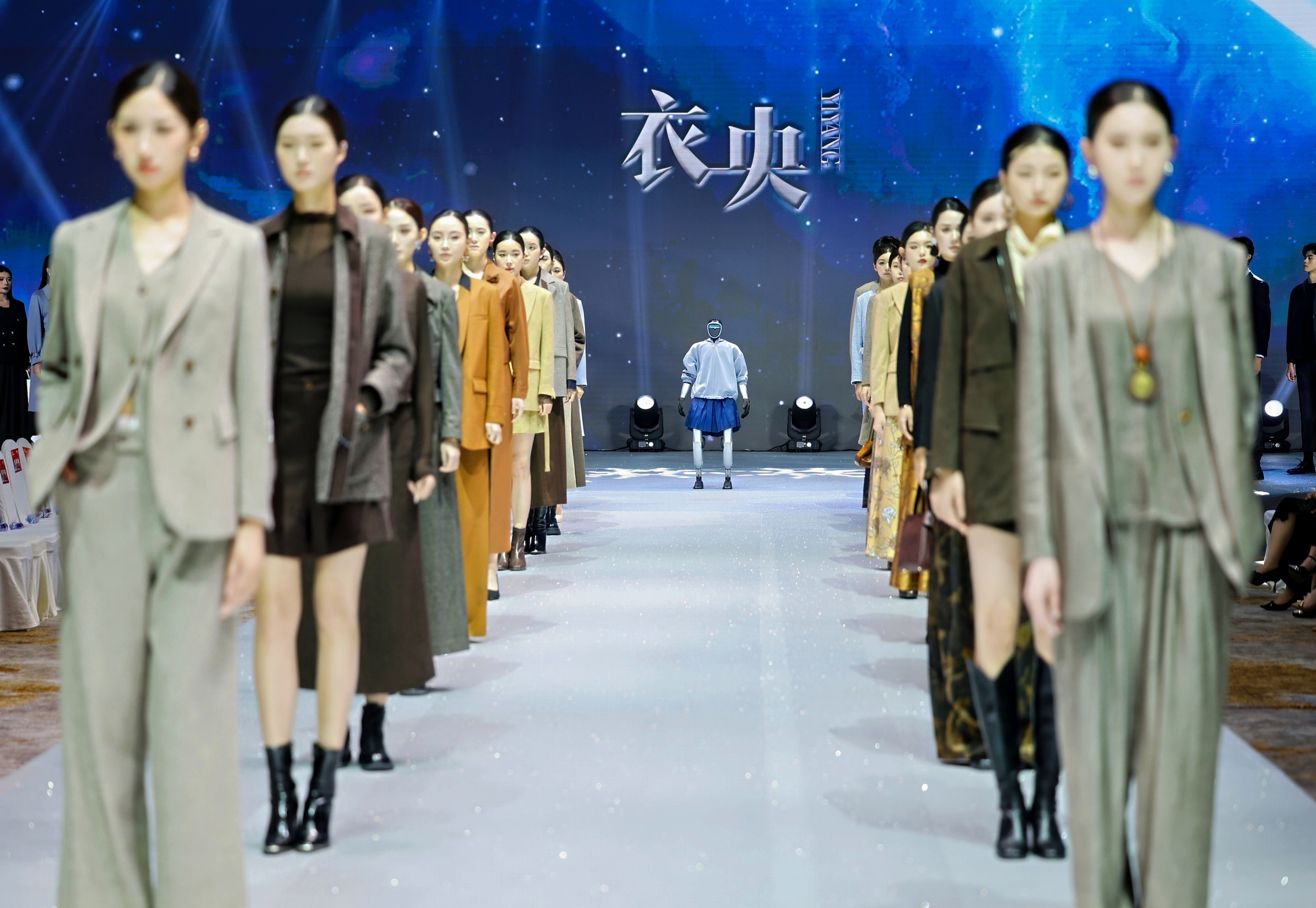 超模携手机器人同台走秀，惊艳亮相2025中国服装定制大会品牌大秀