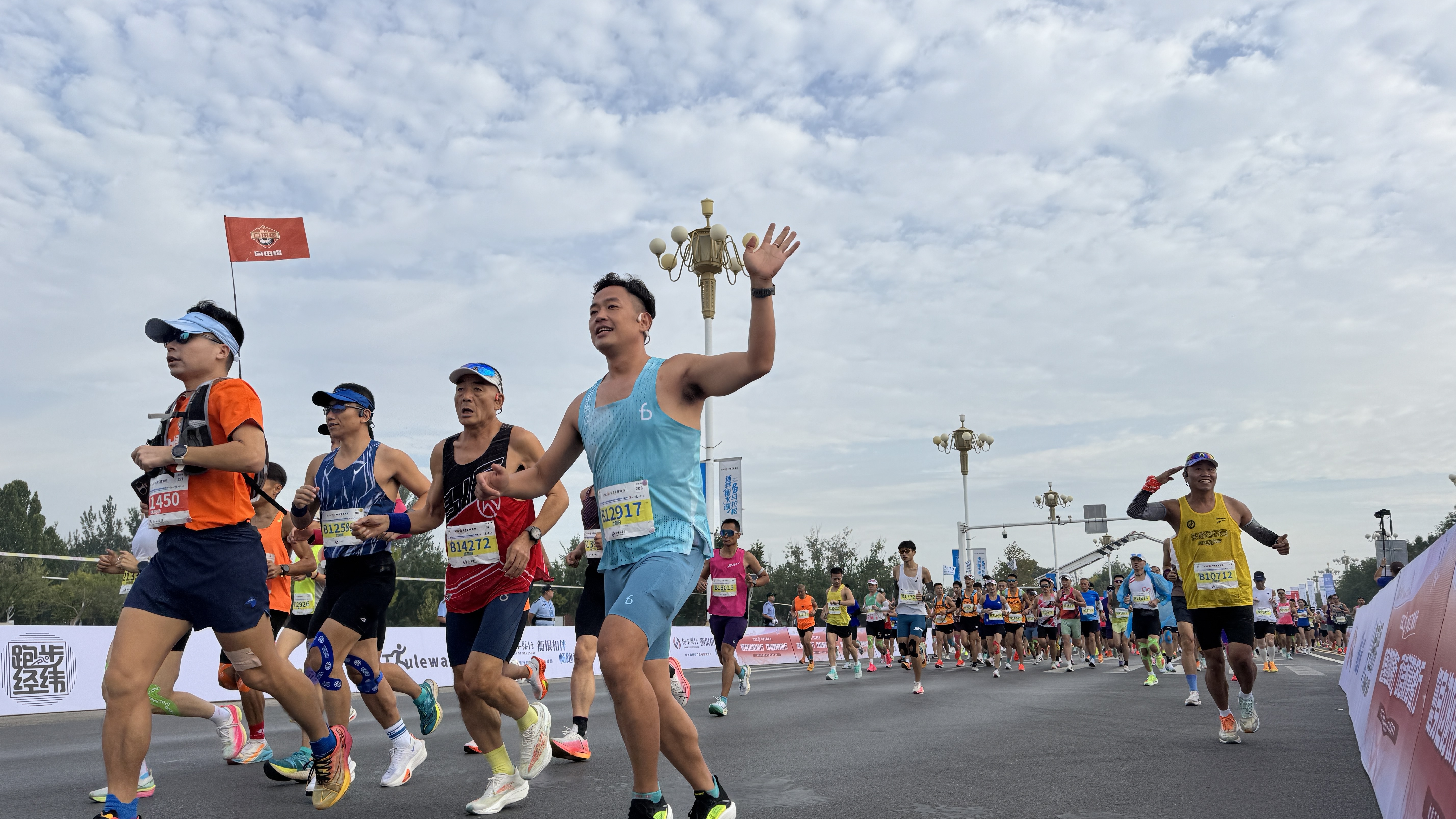 解云策、徐冰洁分获2025衡水湖马拉松赛男、女冠军