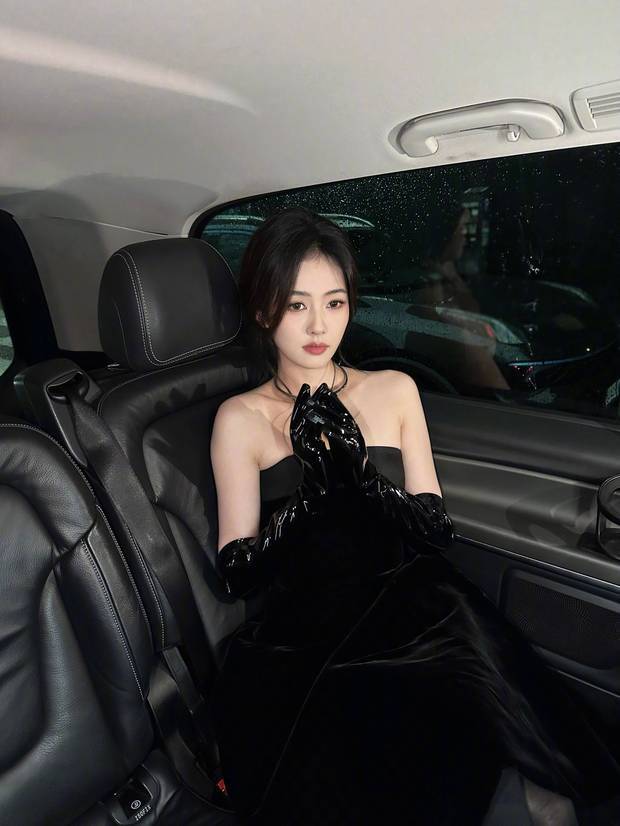 白鹿戴黑色皮手套，时尚有范儿。