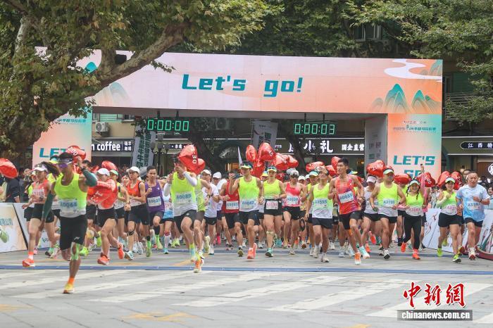 图为9月21日，江西庐山，选手们冲出起点开始比赛。刘力鑫 摄