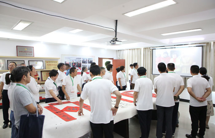 中共南昌市委党校第5期正科级领导干部进修班学员走进光明社区