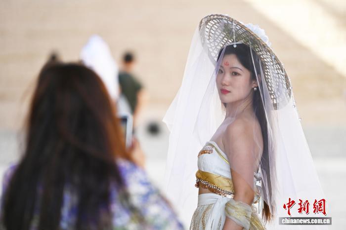 9月23日，甘肃省嘉峪关市嘉峪关关城文物景区内，游人进行旅拍。中新社记者　李亚龙　摄