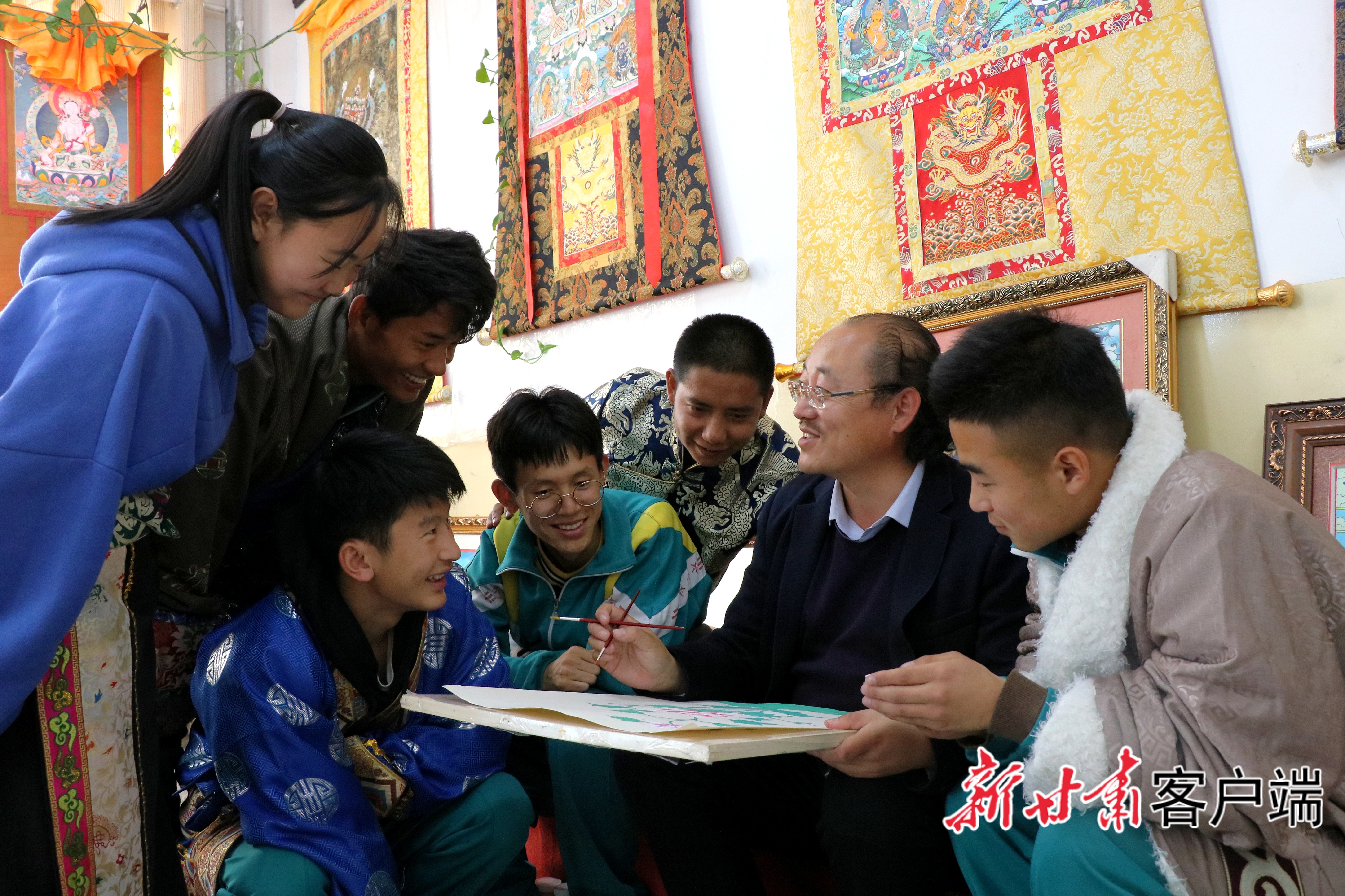 马才成(右二)与学生们在一起