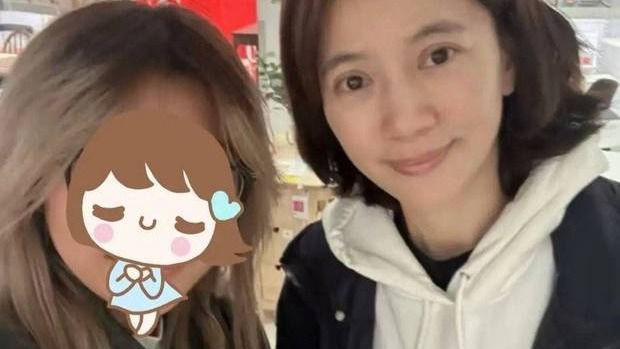 袁咏仪在英国陪儿子读书 背影高瘦状态佳
