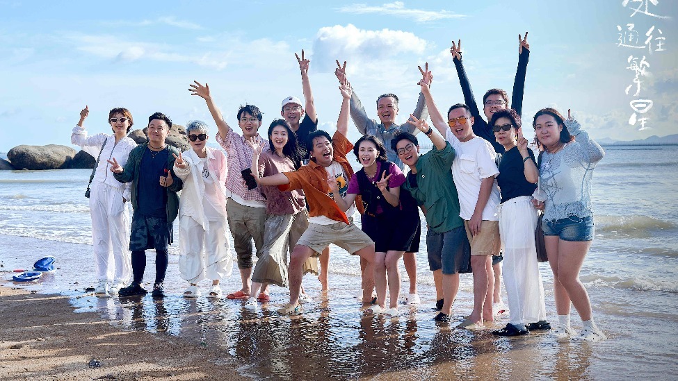 《此处通往繁星》正式杀青 郭麒麟张雪迎演绎殡葬从业者的 