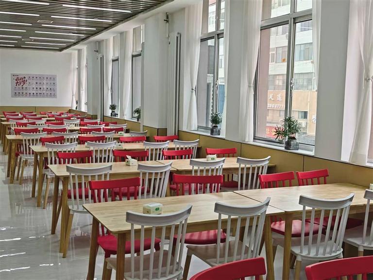 托管班宽敞的教室