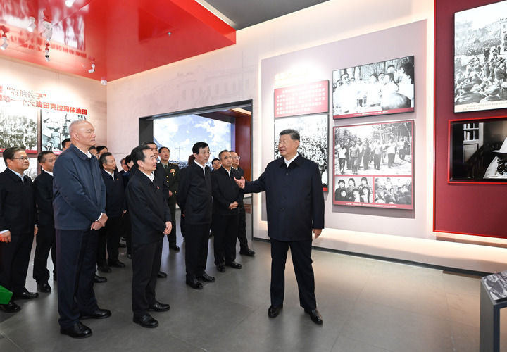 9月24日上午,中共中央总书记、国家主席、中央军委主席习近平在乌鲁木齐文化中心展览馆参观新疆维吾尔自治区成立70周年主题成就展。新华社记者 谢环驰 摄