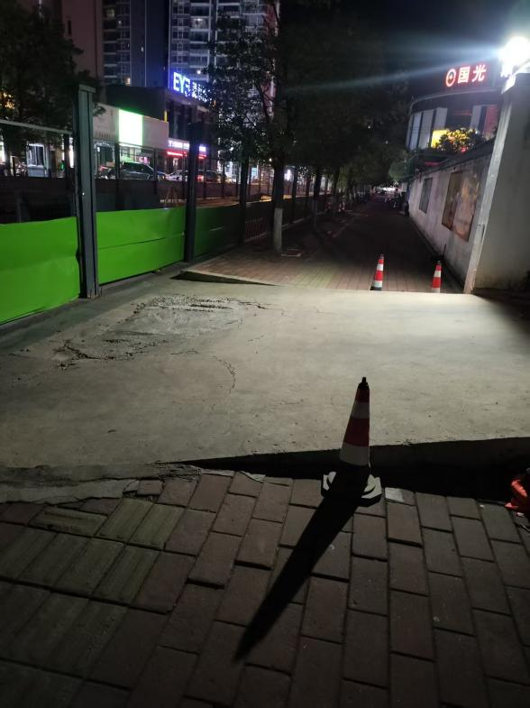 赣县区梅林填兴农路人行道上建斜坡 市民夜晚骑车路过险受伤