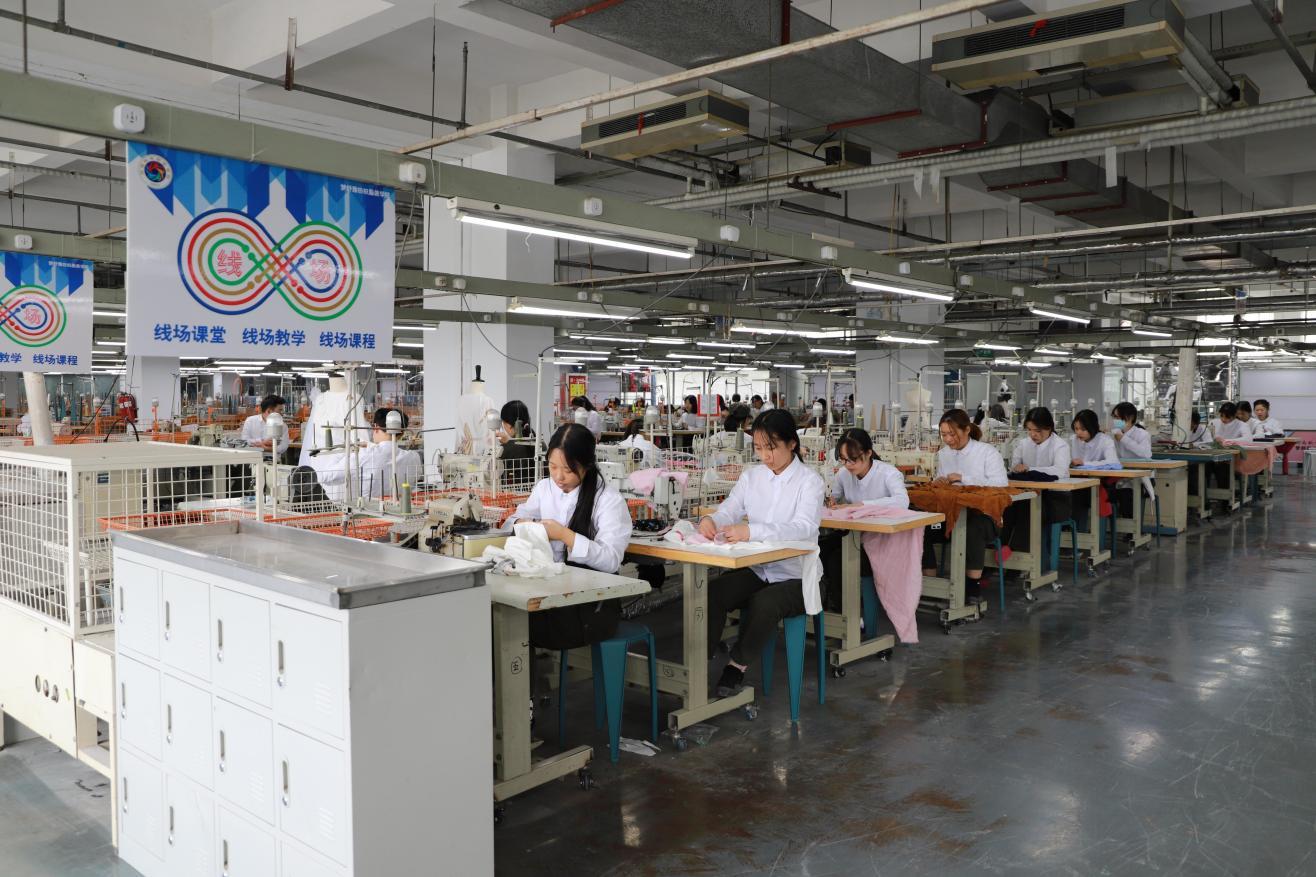 在服装产业园建设的“服装线场课堂”