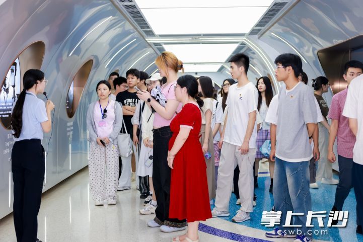 今年暑期,由共青团长沙市委主办的“城市合伙人”超级实习生计划第四季圆满落幕。图为高校学子在爱尔眼科参观。均为团市委供图