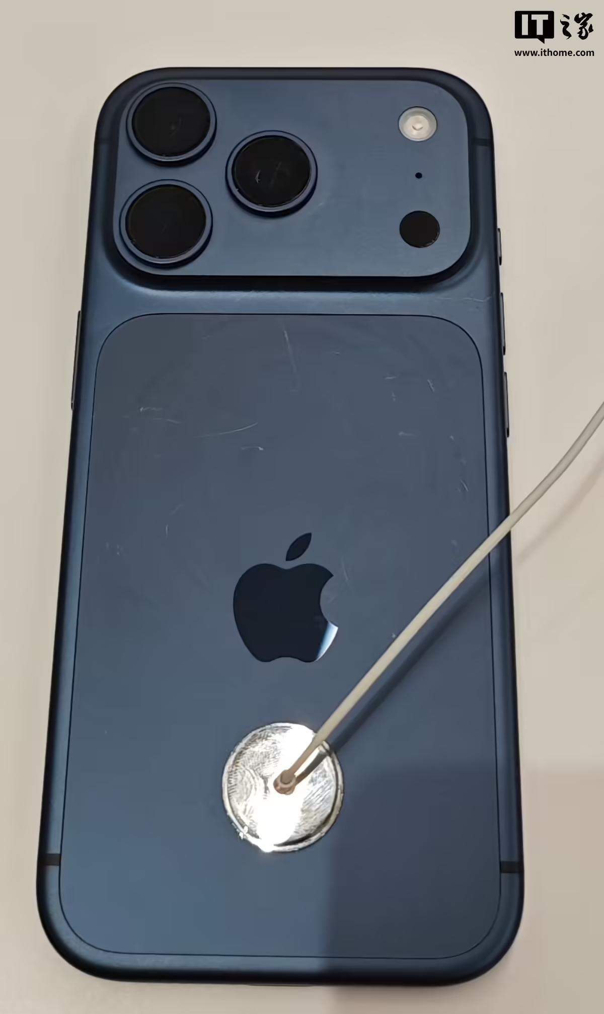 ▲ IT之家在 iPhone 17 系列首发日前往一家苹果授权店，实拍蓝色 iPhone 17 Pro 系列手机的划痕情况