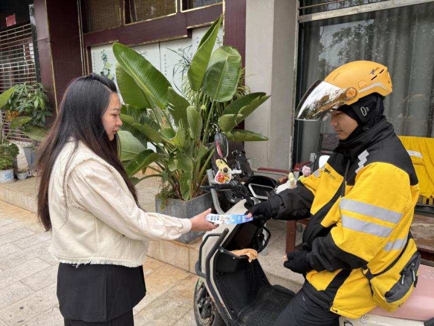 光大银行“阳光消保大使”向消费者分发教育宣传折页